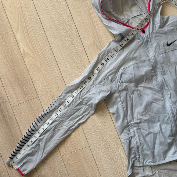 Nike Girls XL Hooded Light Jacket in Light Gray - Picture 4 of 15
